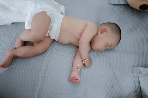 来宾五个月宝宝呕吐